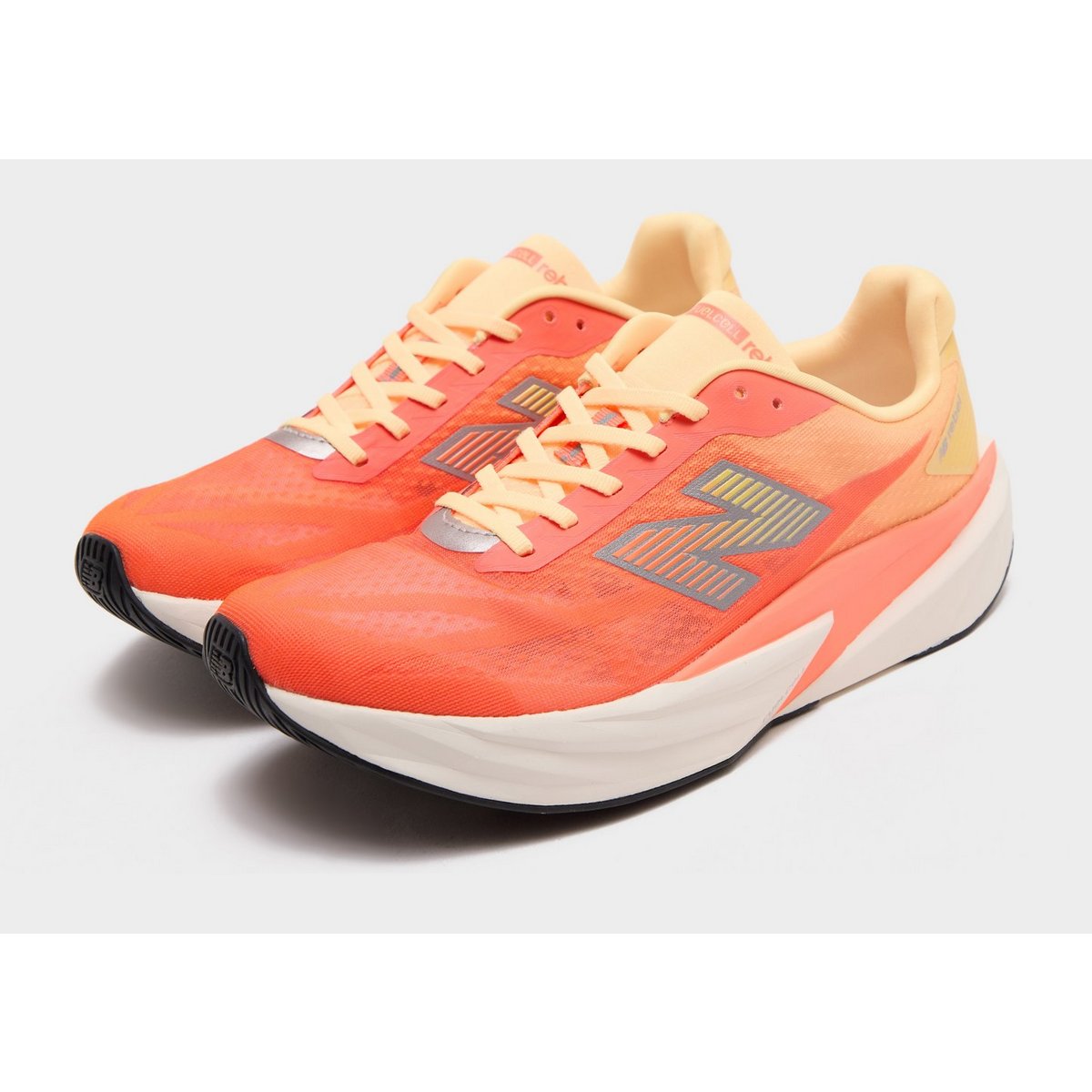 New Balance FuelCell Rebel v5 — foto 2 van 6